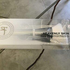 IT COSMETICS Heavenly Skin Skin-Hugging Foundation Brush #707